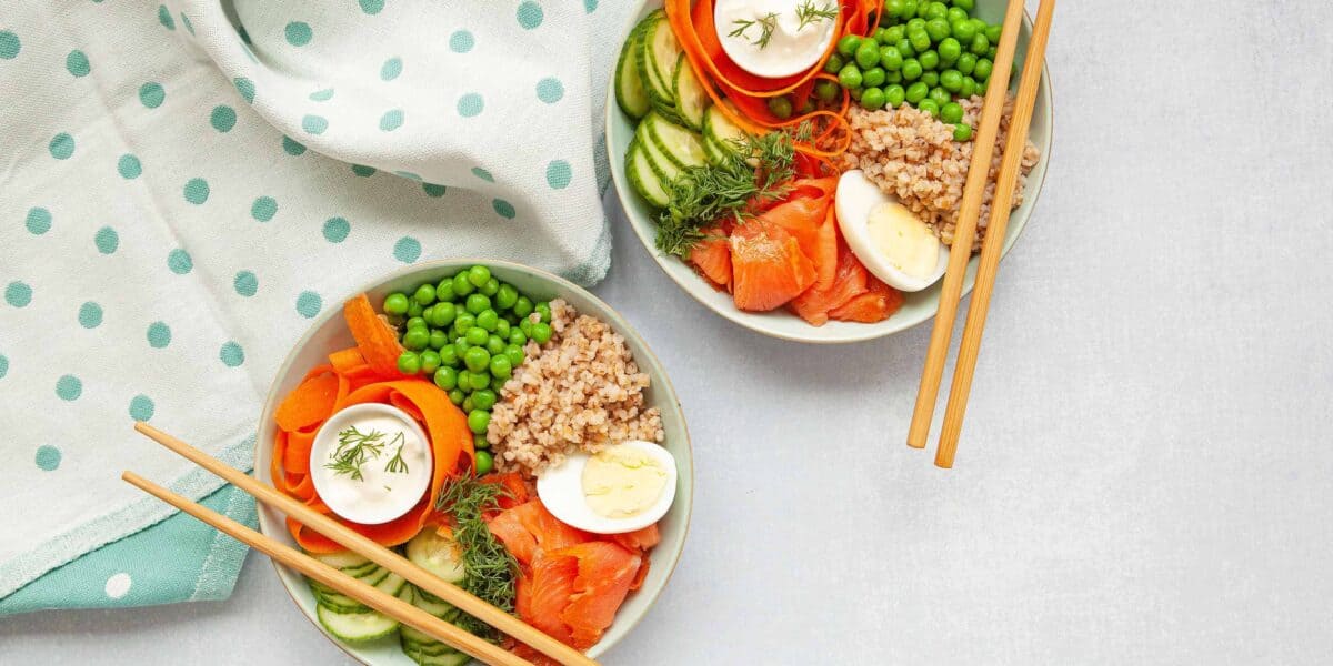 Poke bowl kylmäsavukirjolohesta