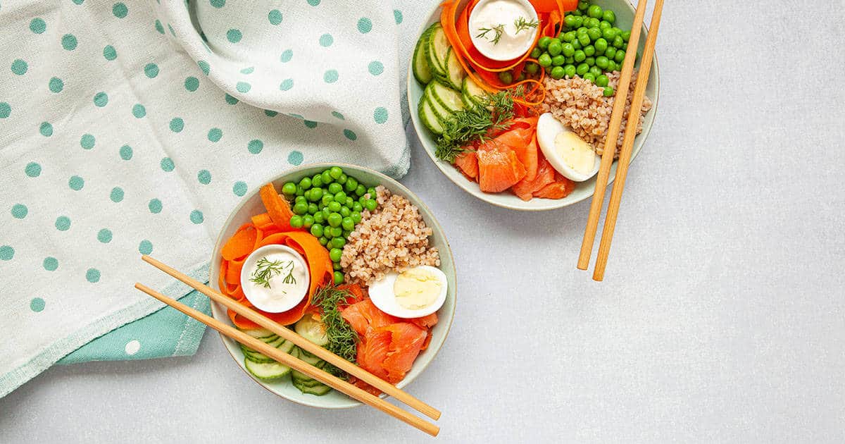 Poke bowl kylmäsavukirjolohesta