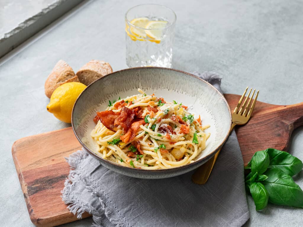 Pasta Carbonara kirjolohipekonilla