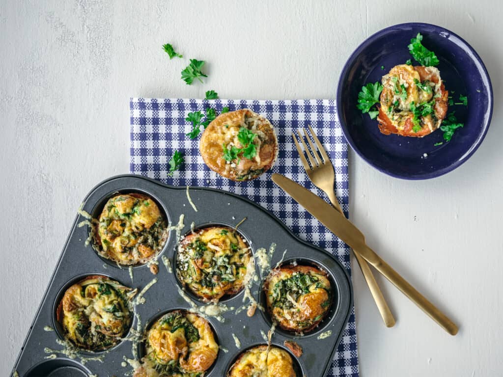 kirjolohipekoni-kananmunakupit