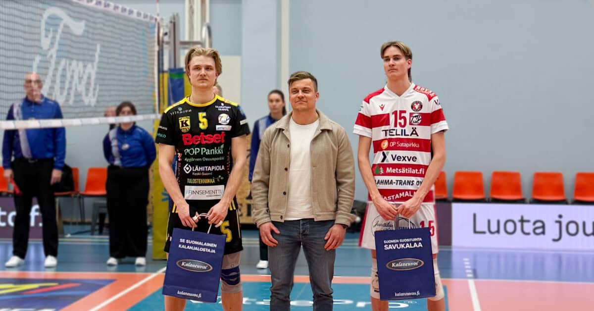 Kalaneuvoksen myyntipäällikkö Wili Hukkanen palkitsi ottelun parhaat pelaajat.