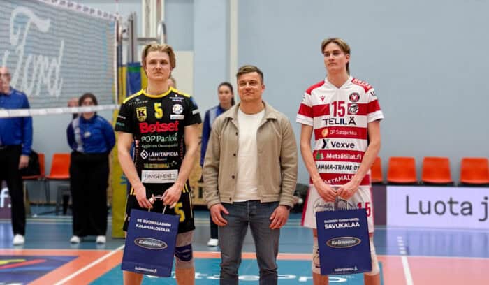 Kalaneuvoksen myyntipäällikkö Wili Hukkanen palkitsi ottelun parhaat pelaajat.