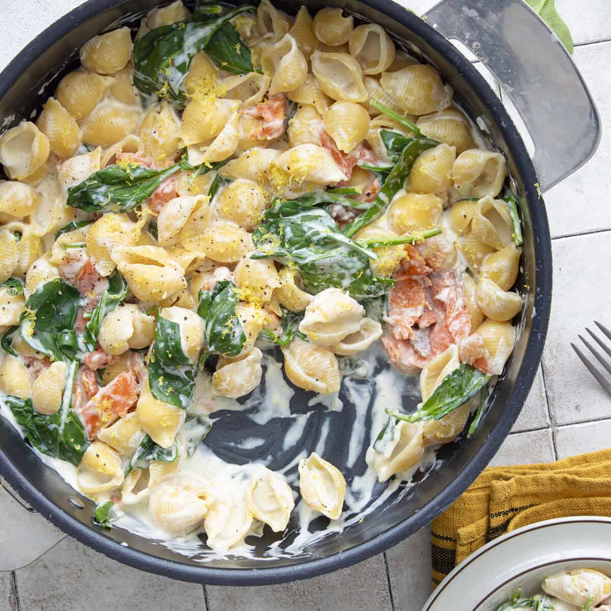 Yhden kattilan kirjolohipasta – Kalaneuvos