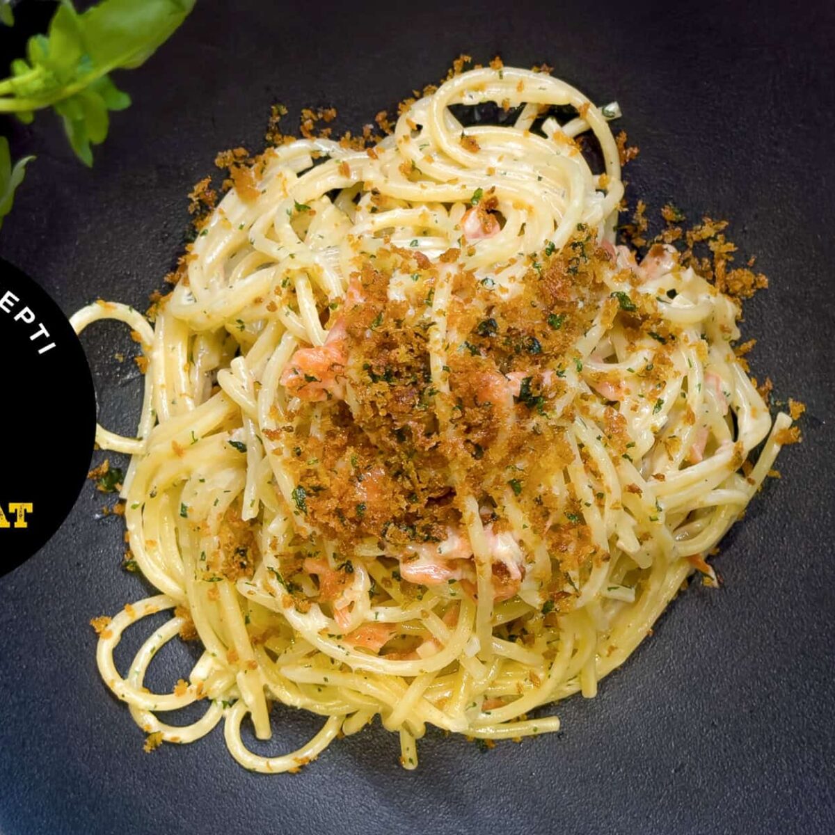 Kylm&auml;savulohipasta rapealla persiljacrumblella – Kalaneuvos